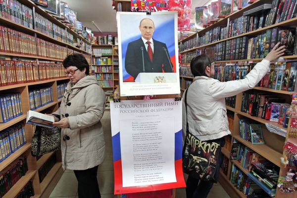 Портрет Владимира Путина в книжном магазине в Симферополе Портрет Владимира Путина в книжном магазине в Симферополе