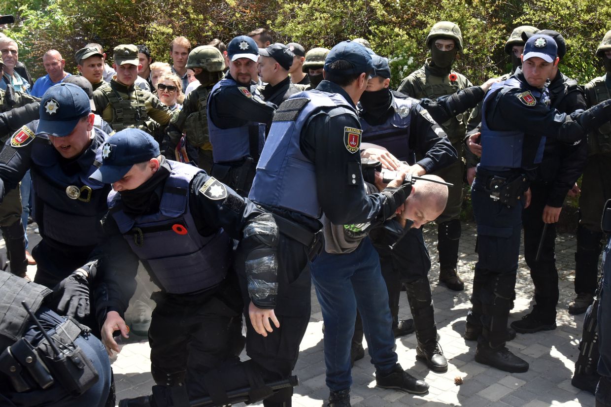 Сотрудники полиции обеспечивают порядок во время акции «Бессмертный полк» в Одессе