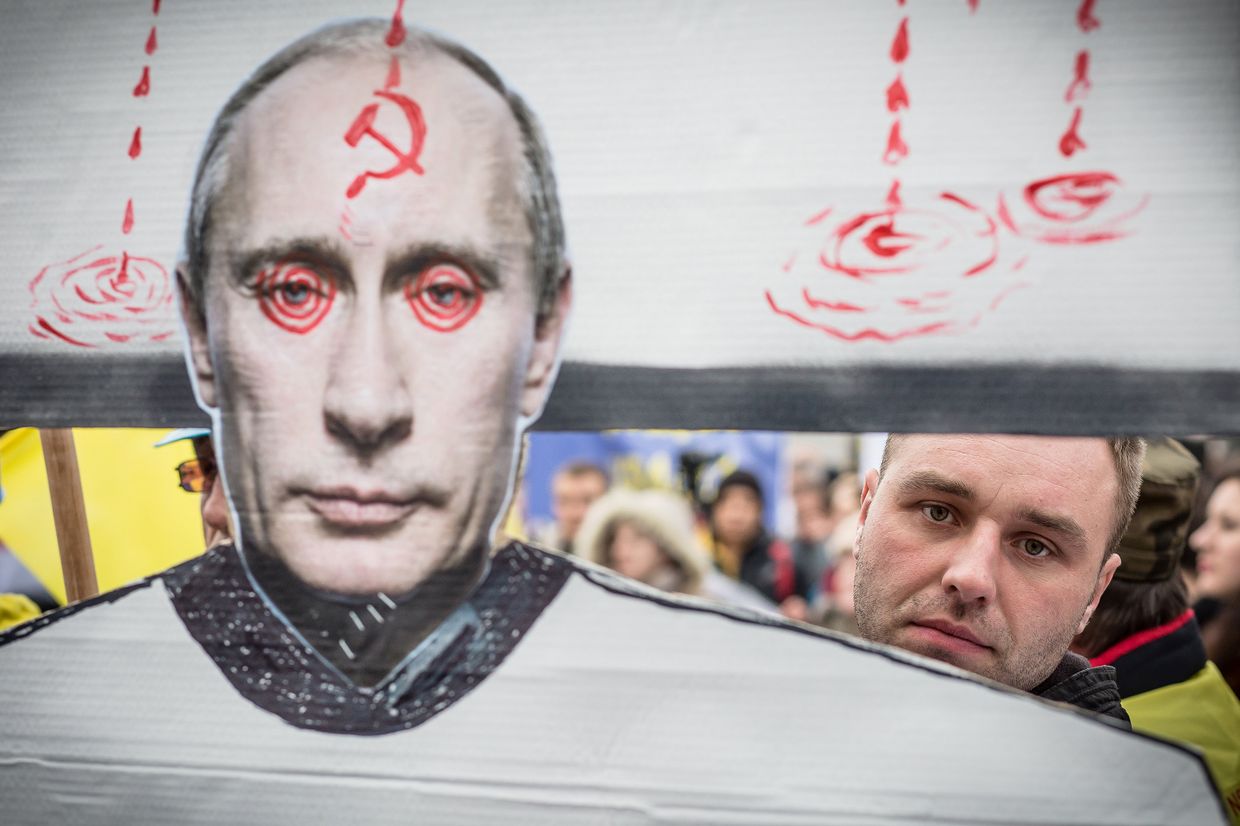Акция протеста против российской военной интервенции на Украине перед посольством России в Варшаве