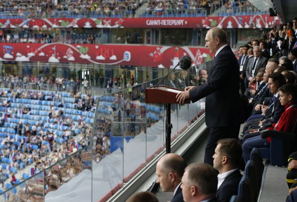 Президент РФ Владимир Путин выступает на стадионе Санкт-Петербург перед матчем Кубка конфедераций-2017. 17 июня 2017