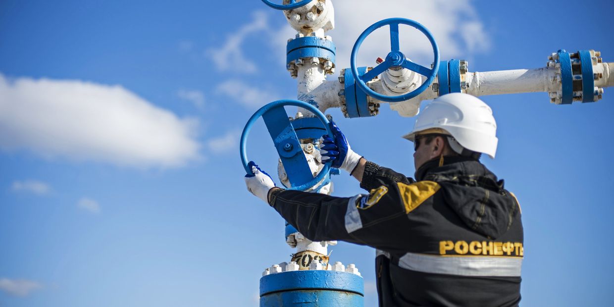 Сотрудник ООО РН-Пурнефтегаз, дочернего предприятия ОАО НК Роснефть, на Барсуковском месторождении в Ямало-Ненецком автономном округе