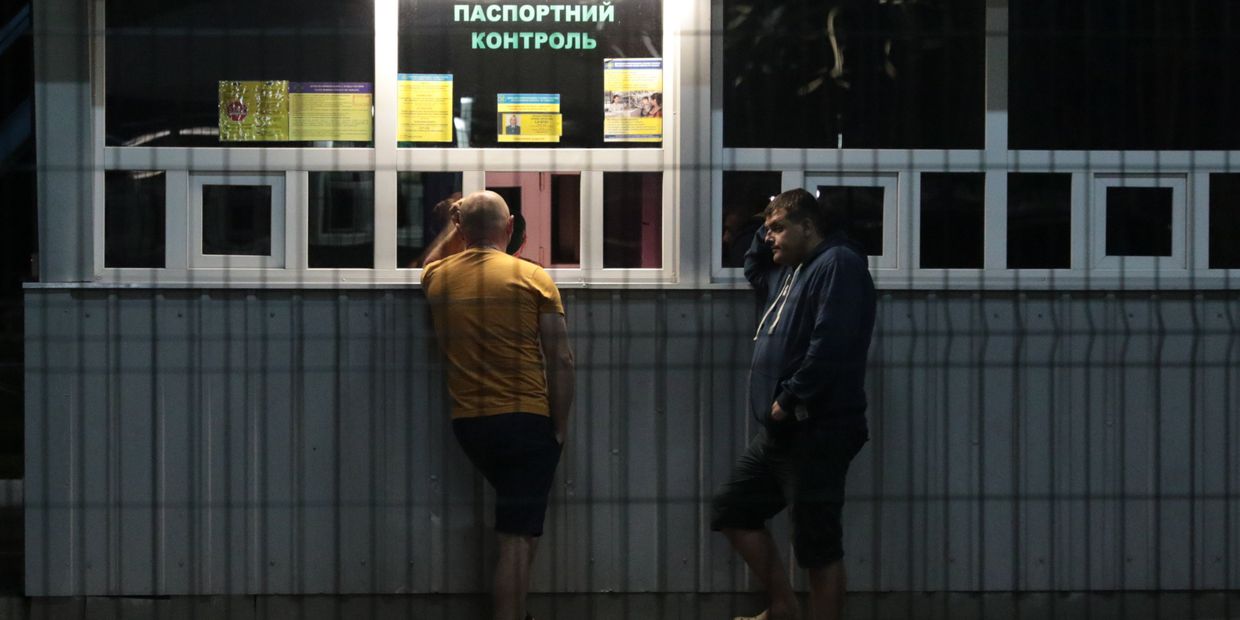 Граждане Украины на международном пункте пропуска через украинско-польскую границу Граждане Украины на международном пункте пропуска через украинско-польскую границу
