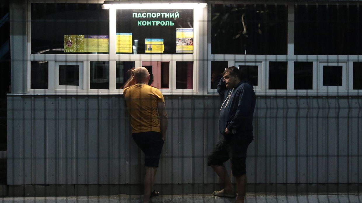 Граждане Украины на международном пункте пропуска через украинско-польскую границу