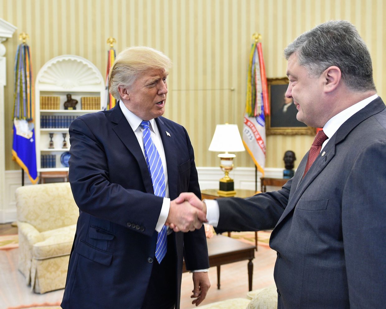 Президент Украины Петр Порошенко и президент США Дональд Трамп во время встречи