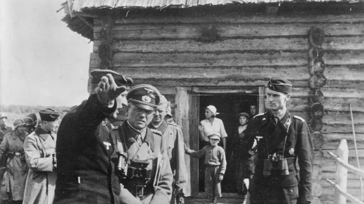Немецкий генерал Гудериан Гейнц инспектирует командный пункт танкового полка на территории СССР, август 1941 года