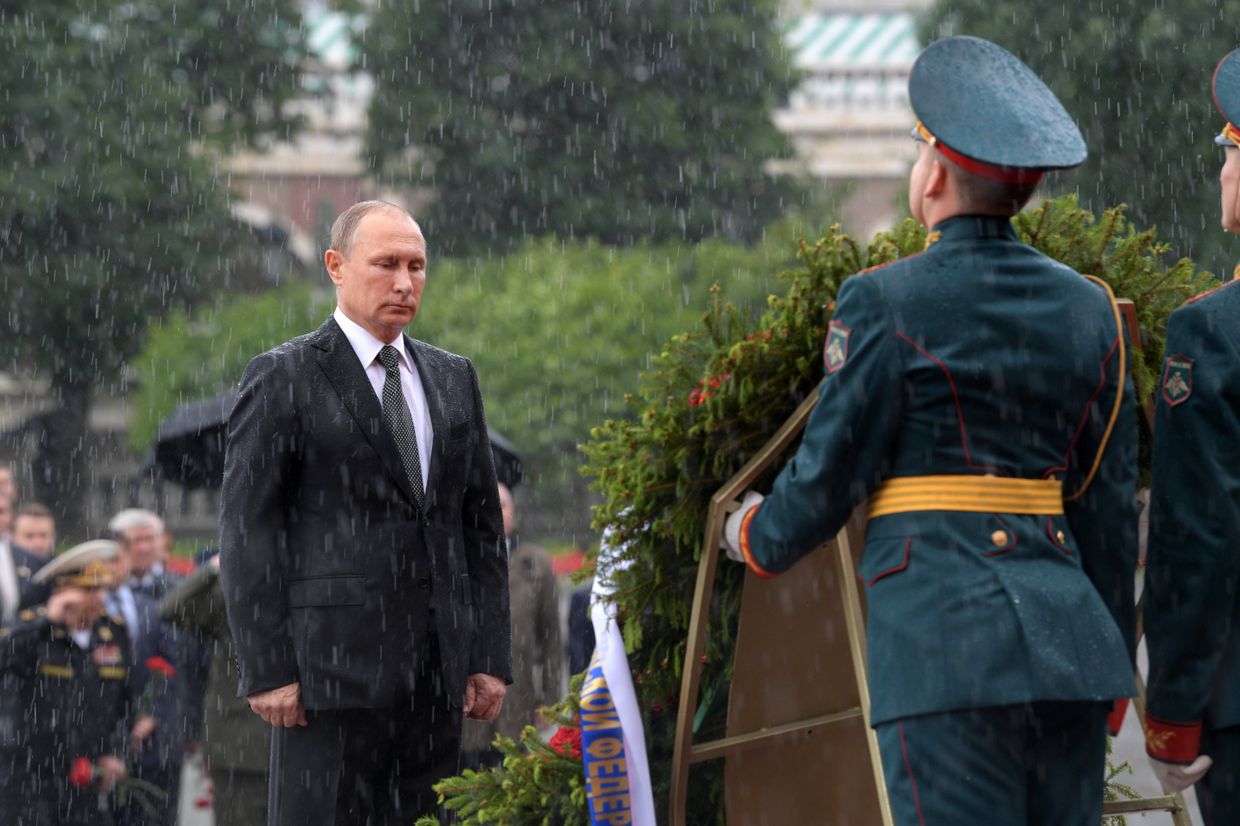 Президент РФ Владимир Путин во время церемонии возложения венков к Могиле Неизвестного Солдата в Александровском саду. 22 июня 2017