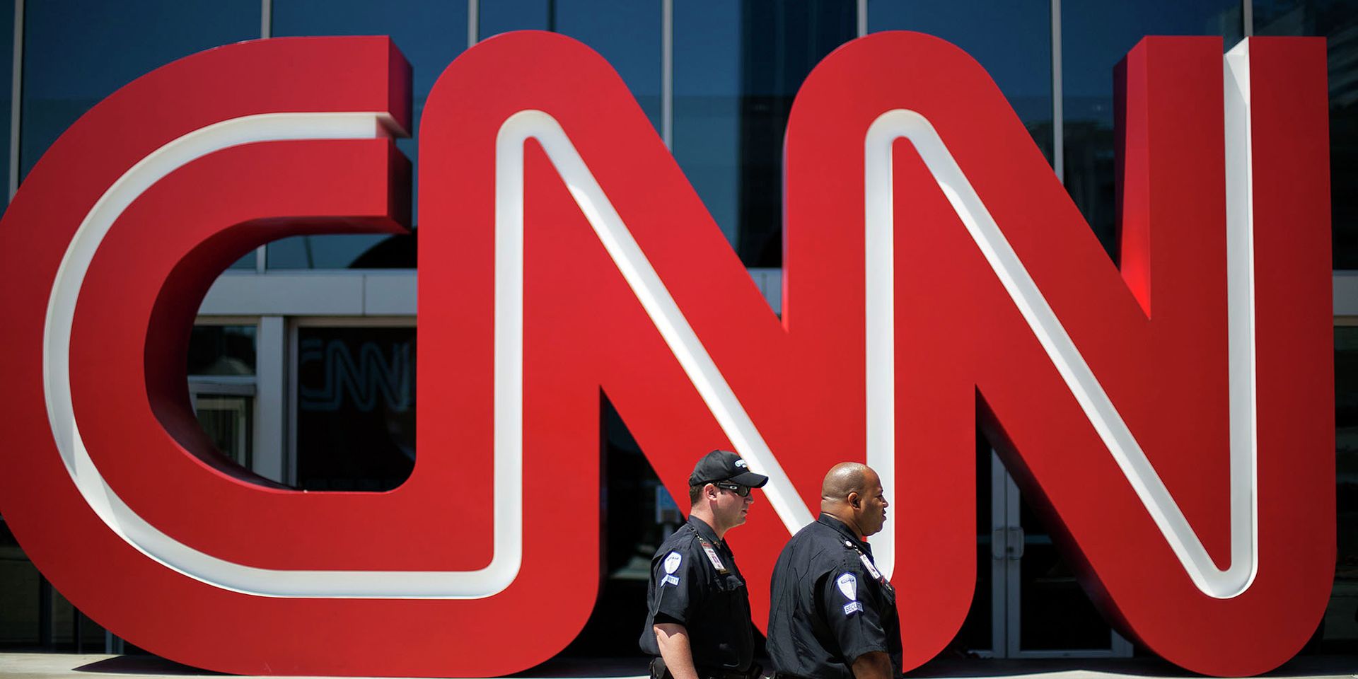Логотип телеканала CNN в Атланте, США - ИноСМИ, 1920, 13.04.2022