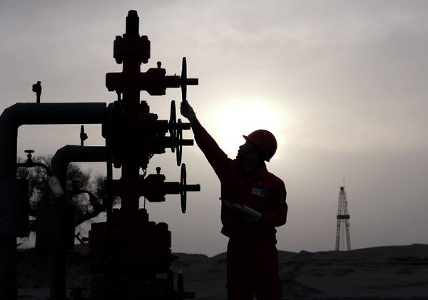 Рабочий на заводе PetroChina в Китае