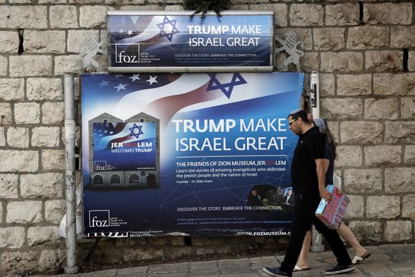 Плакат с приветствием в Иерусалиме перед визитом президента США Дональда Трампа в Израиль Плакат с приветствием в Иерусалиме перед визитом президента США Дональда Трампа в Израиль
