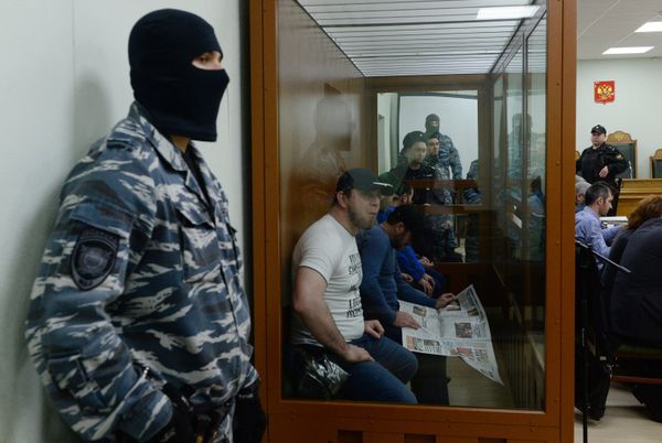 Подсудимые по делу об убийстве политика Бориса Немцова в Московском военном окружном суде во время рассмотрения уголовного дела