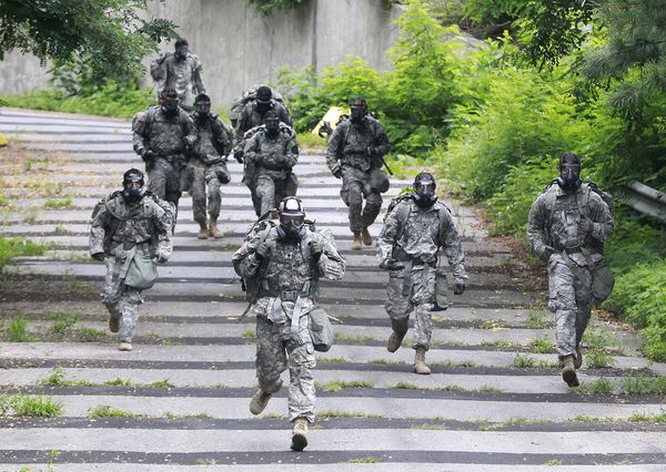 Военнослужащие химического батальона армии США в военном лагере в Южной Корее