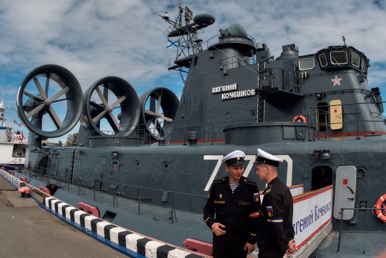 Малый десантный корабль на воздушной подушке Евгений Кочешков на Международном Военно-Морском салоне в Санкт-Петербурге