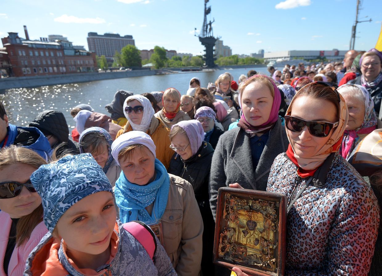 Верующие стоят в очереди к храму Христа Спасителя, где находится ковчег с мощами святителя Николая Чудотворца