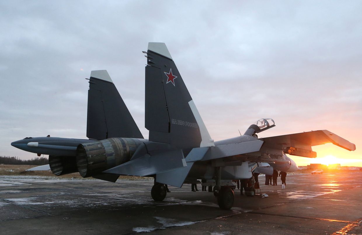 Многоцелевой истребитель СУ-30СМ, пополнивший состав морской авиации Балтийского флота, на аэродроме в городе Черняховск Калининградской области Многоцелевой истребитель СУ-30СМ, пополнивший состав морской авиации Балтийского флота, на аэродроме в городе Черняховск Калининградской области