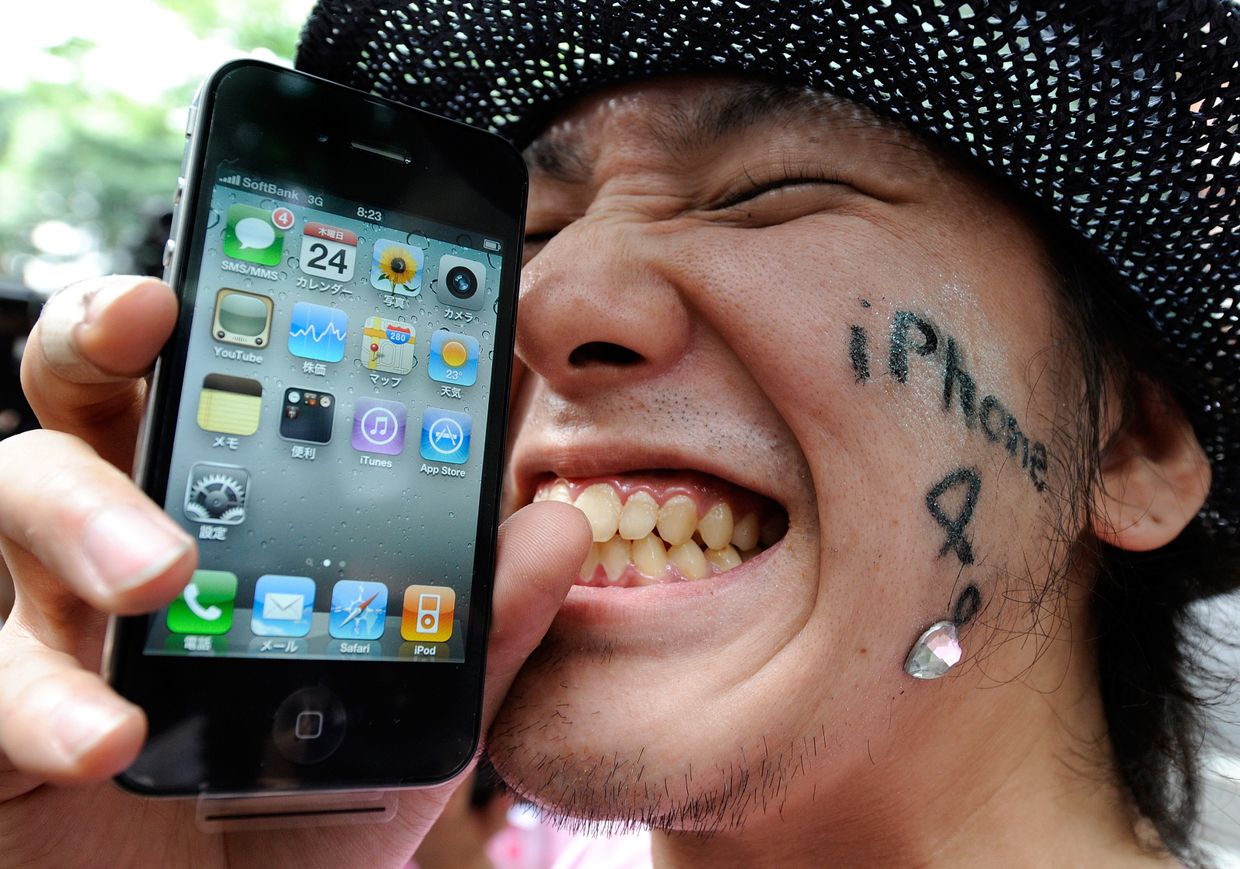 Пользователь со смартфоном iPhone 4