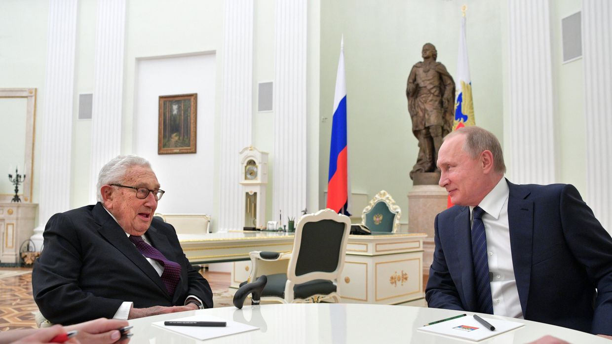 Бывший госсекретарь США Генри Киссинджер и президент РФ Владимир Путин во время встречи в Кремле. 29 июня 2017