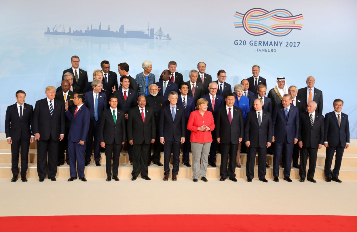 Лидеры саммита G20 позируют для совместной фотографии с главами делегаций приглашенных государств и международных организаций в Гамбурге. 7 июля 2017