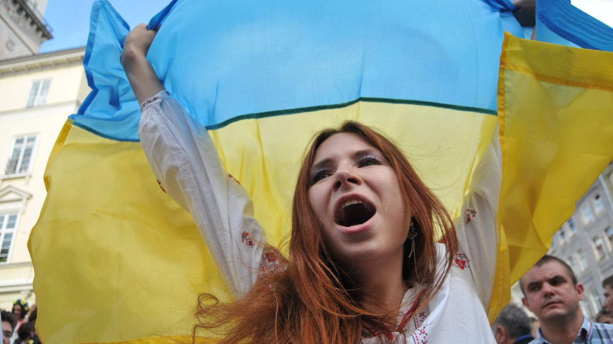 Девушка в вышиванке с флагом Украины