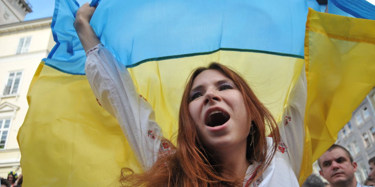 Девушка в вышиванке с флагом Украины