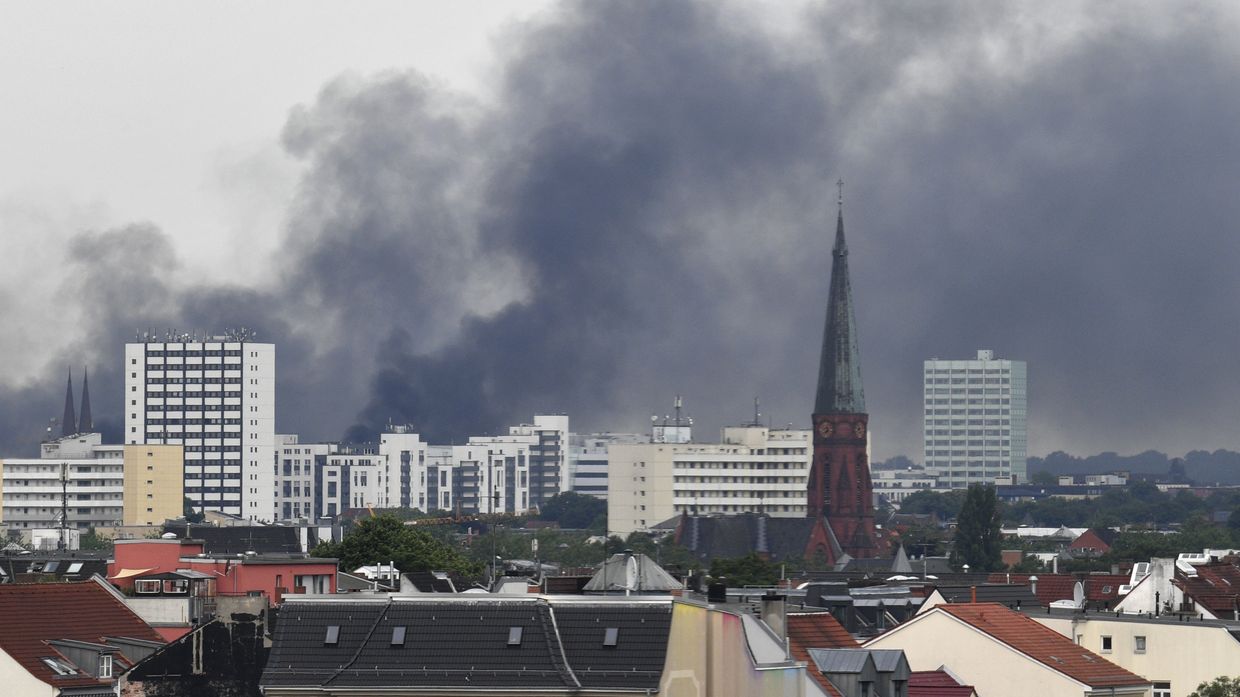 Дым над Гамбургом во время проведения саммита G20. 7 июля 2017