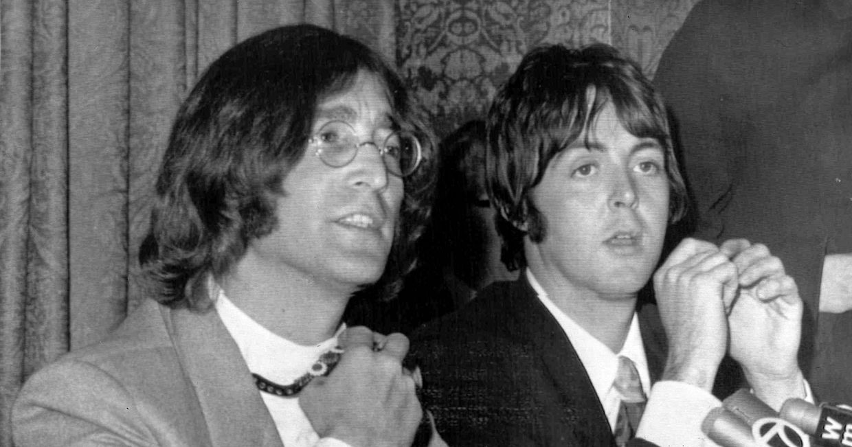 Участники британской поп-группы The Beatles Джон Леннон и Пол Маккартни
