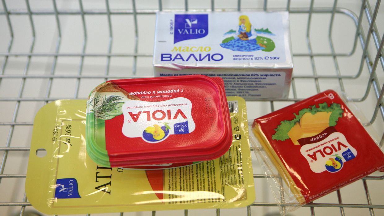 Плавленный сыр Виола марки Валио на прилавке в магазине