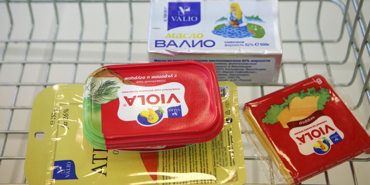 Плавленный сыр Виола марки Валио на прилавке в магазине Плавленный сыр Виола марки Валио на прилавке в магазине