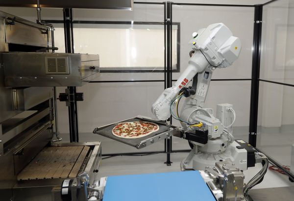 Робот в ресторане Zume Pizza в калифорнийском Маунтин-Вью