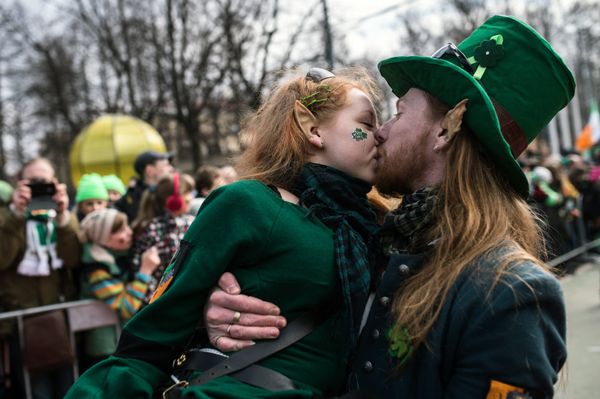 Участники парада в честь празднования Дня святого Патрика в парке Сокольники в Москве