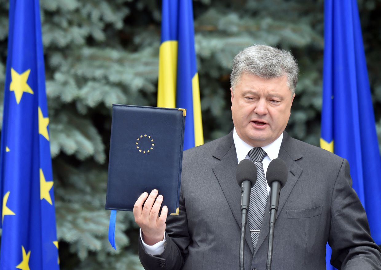 Президент Украины Петр Порошенко во время встречи с председателем Еврокомиссии Жан-Клодом Юнкером и председателем Европейского совета Дональдом Туском