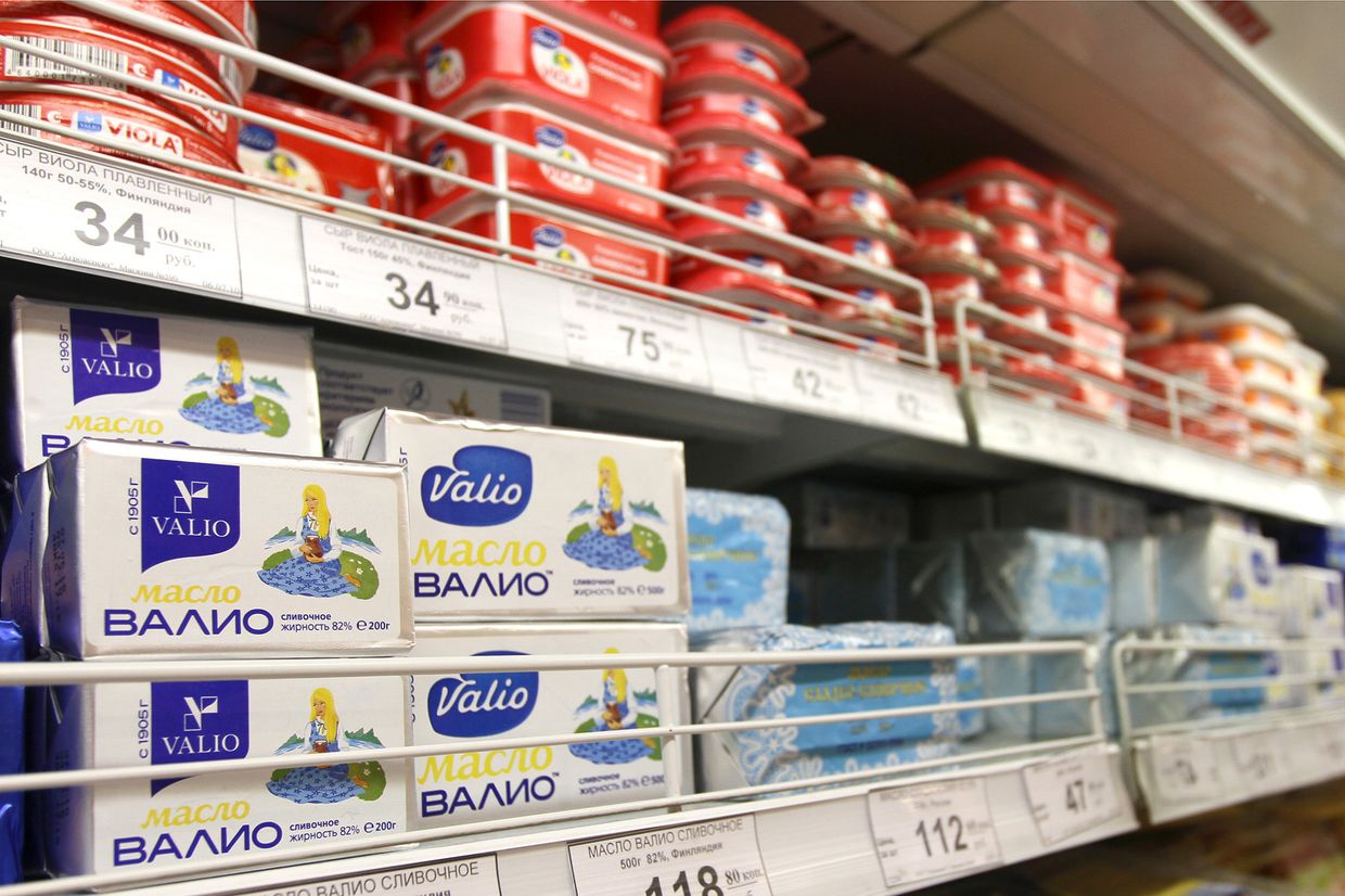 Масло финской марки Валио на прилавке в магазине