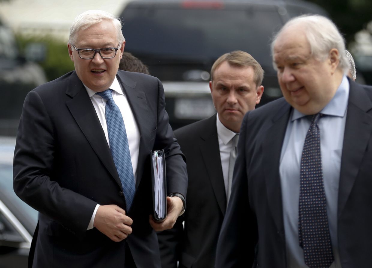 Заместитель министра иностранных дел РФ Сергей Рябков, посол России в США Сергей Кисляк и заместитель госсекретаря США Томас Шэннон