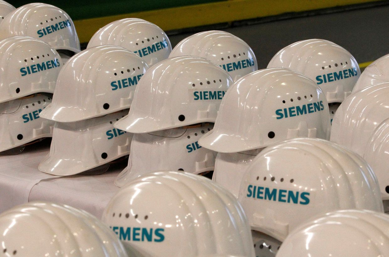 Шлемы для журналистов на одной из фабрик Siemens в Германии