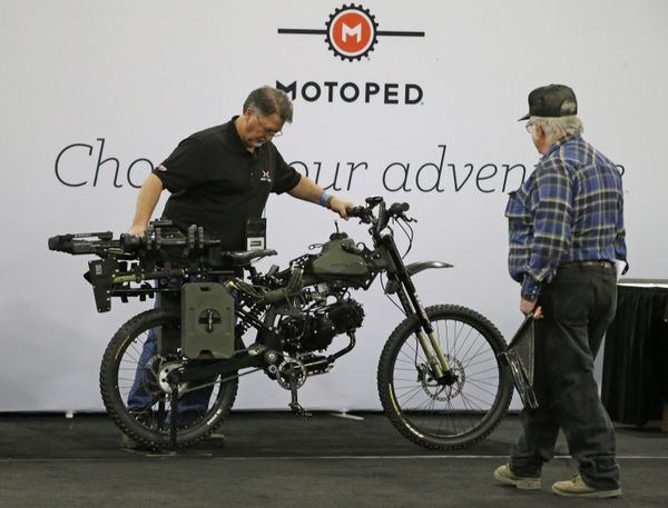 Кен Стоун демонстрирует Motoped Survival Bike на ПрепперКоне в Солт-Лейк-Сити, США
