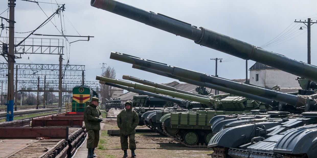 Украинские танки готовятся к погрузке на поезд на железнодорожной станции близ Симферополя