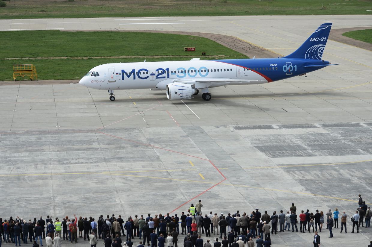 Новый российский пассажирский самолет МС-21 после своего первого полета Новый российский пассажирский самолет МС-21 после своего первого полета