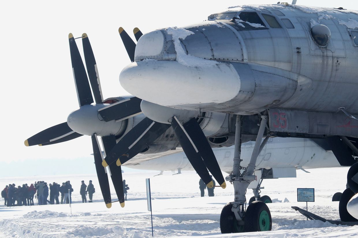 Стратегический ракетоносец Ту-95 в музее боевых самолетов на аэродроме Дягилево в Рязанской области