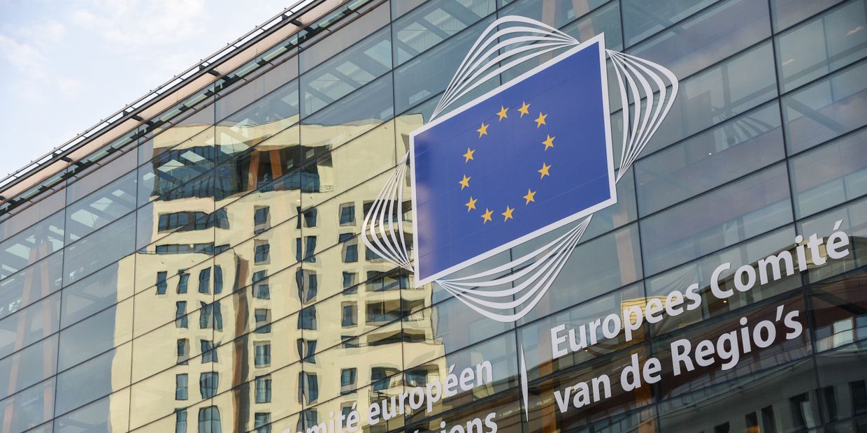 Логотип Евросоюза на здании штаб-квартиры Европейского парламента в Брюсселе Логотип Евросоюза на здании штаб-квартиры Европейского парламента в Брюсселе
