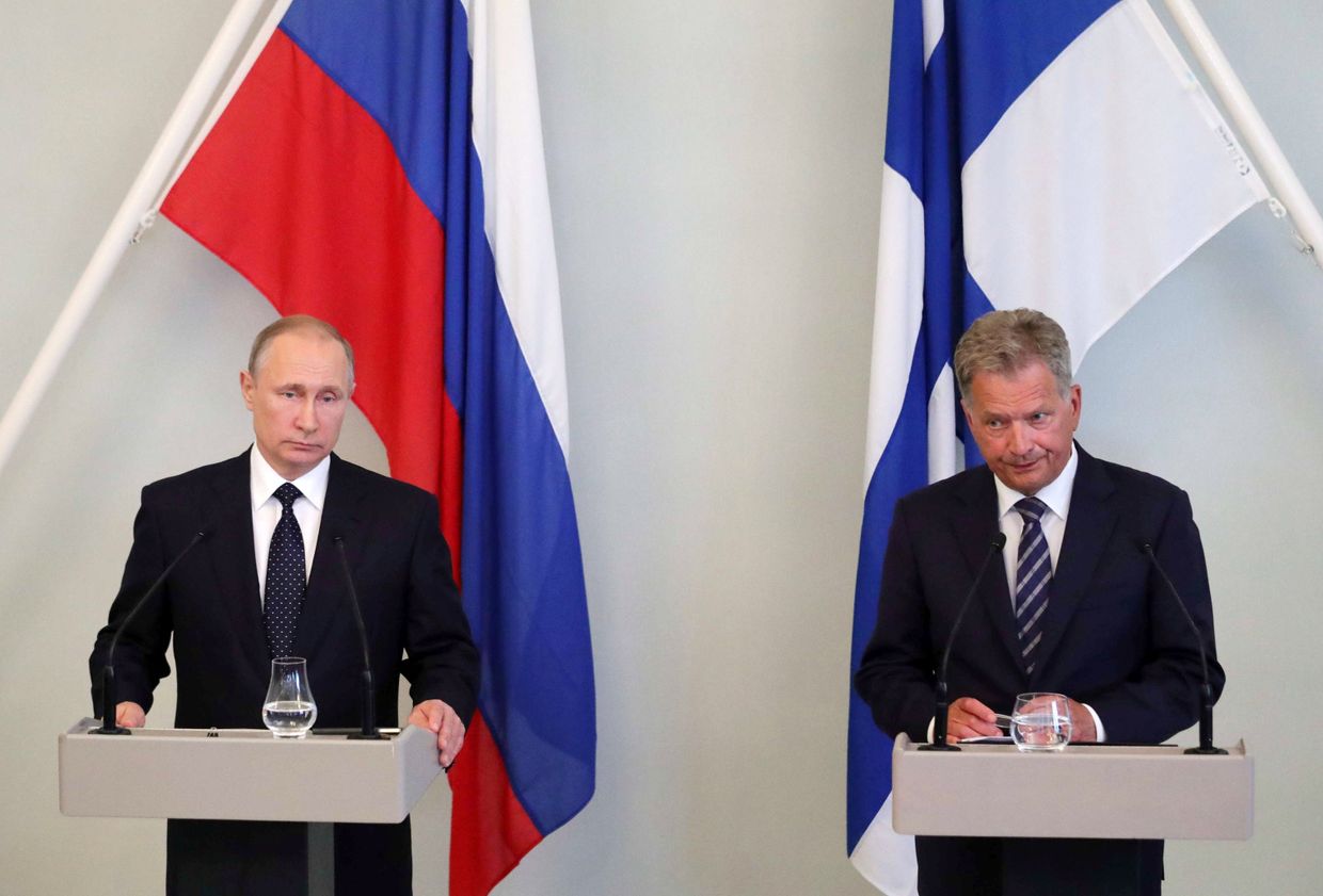 Президент РФ Владимир Путин и президент Финляндии Саули Ниинистё во время пресс-конференции в городе Савонлинна. 27 июля 2017 Президент РФ Владимир Путин и президент Финляндии Саули Ниинистё во время пресс-конференции в городе Савонлинна. 27 июля 2017