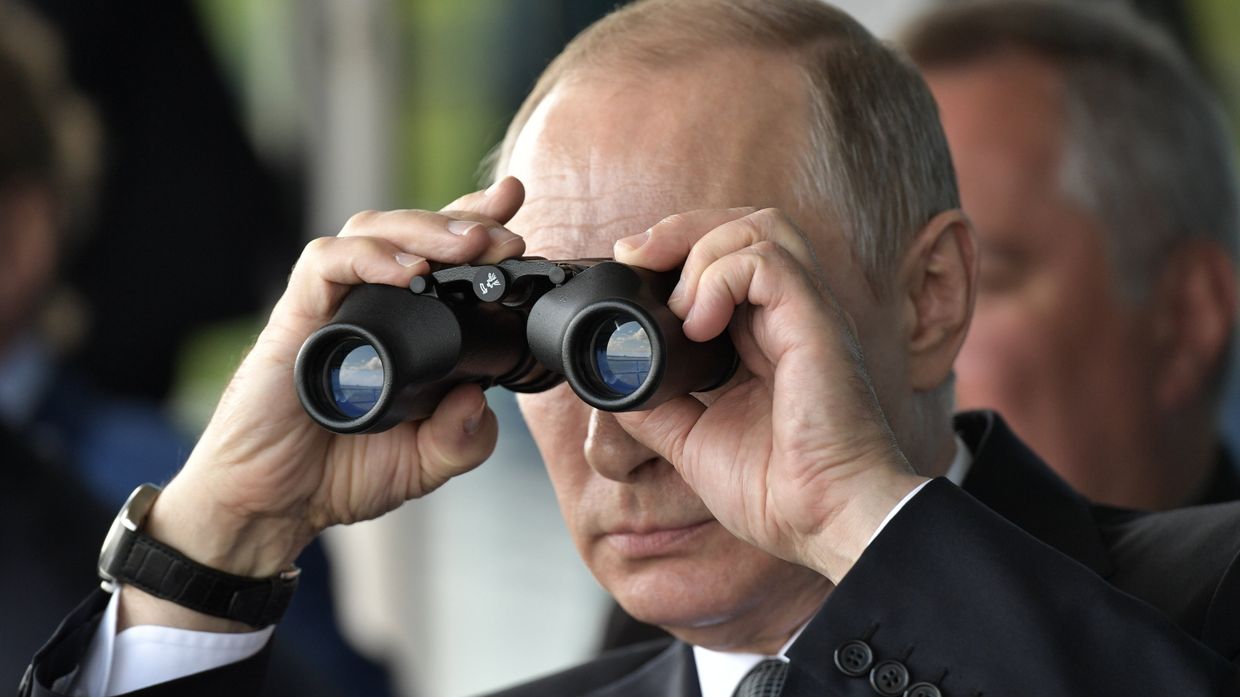 Владимир Путин во время посещения XIII Международного авиационно-космического салона МАКС-2017. 18 июля 2017