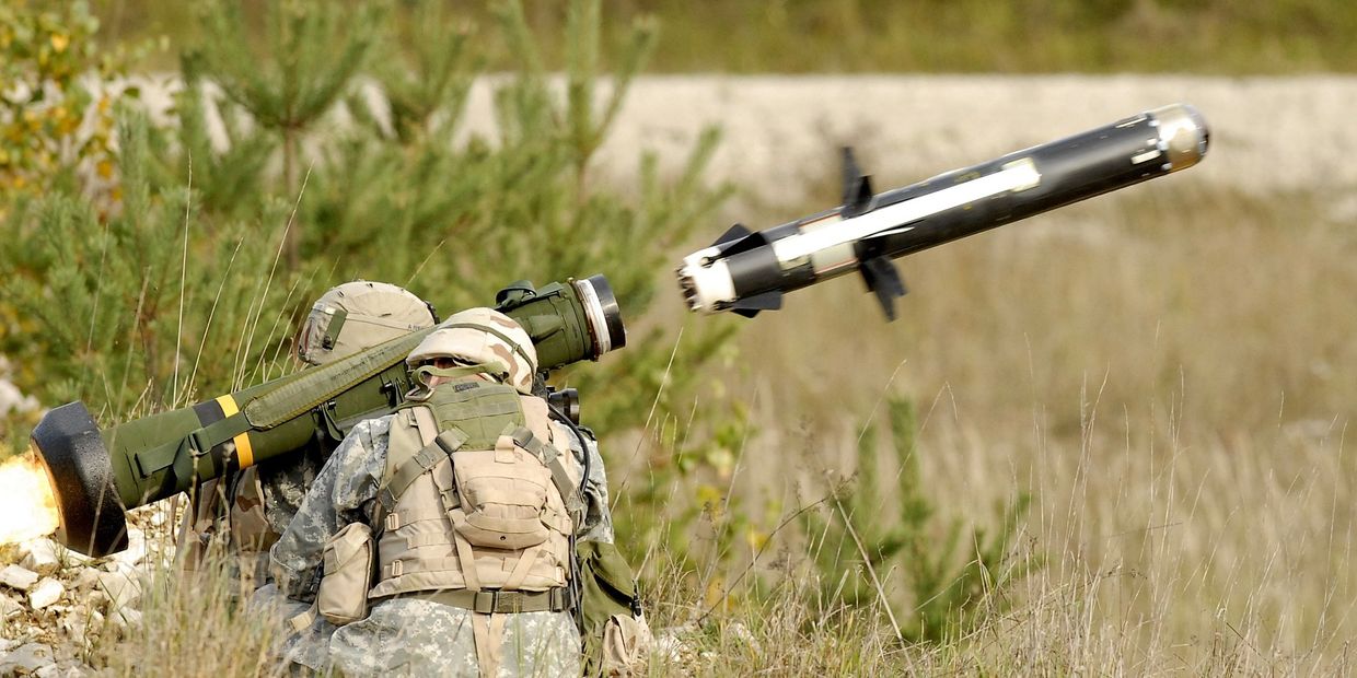 Американские военные производят выстрел из противотанкового ракетного комплекса (ПТРК) FGM-148 Javelin Американские военные производят выстрел из противотанкового ракетного комплекса (ПТРК) FGM-148 Javelin