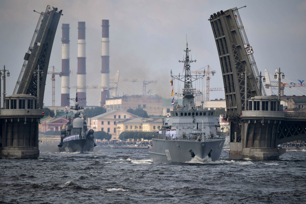 Во время главного военно-морского парада в честь Дня Военно-Морского Флота России в Санкт-Петербурге. 30 июля 2017 Во время главного военно-морского парада в честь Дня Военно-Морского Флота России в Санкт-Петербурге. 30 июля 2017