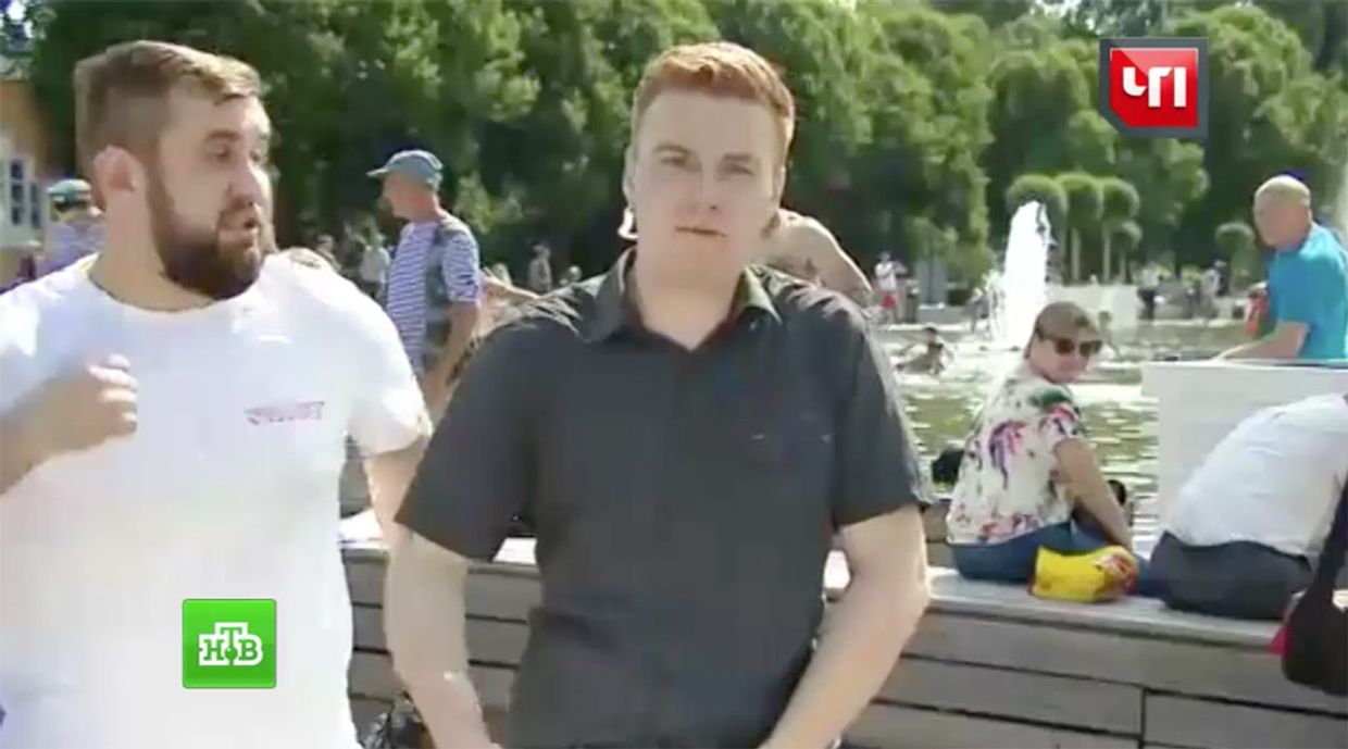 Корреспондент НТВ Никита Развозжаев во время прямого включения из Парка Горького. 2 августа 2017