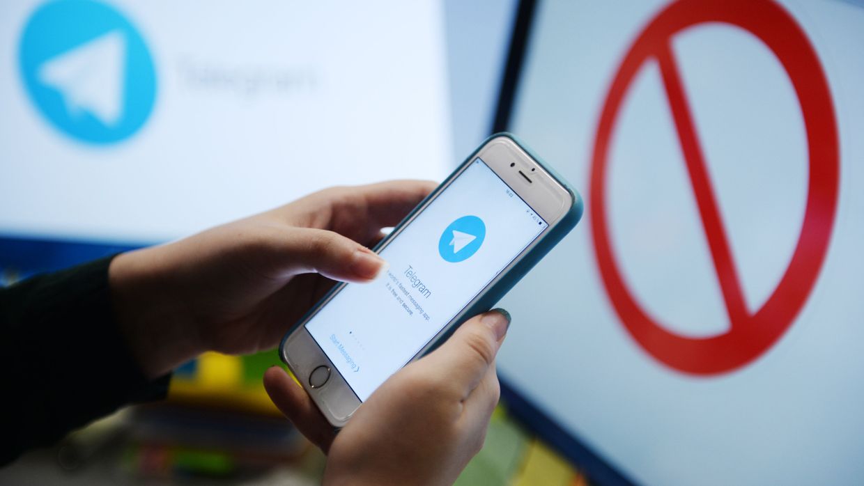 Мессенджер Telegram на экране телефона