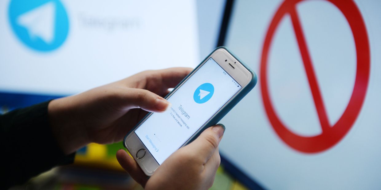 Мессенджер Telegram на экране телефона