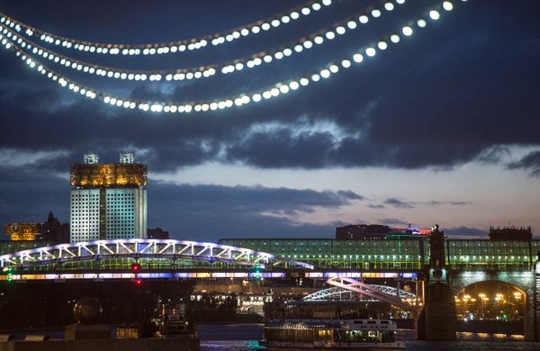 Вид на Лужнецкий метромост и Москву-реку со стороны Центрального парка культуры и отдыха имени Горького в Москве