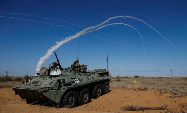 Экипаж БТР наблюдает за пуском ракет из ЗРК С-300