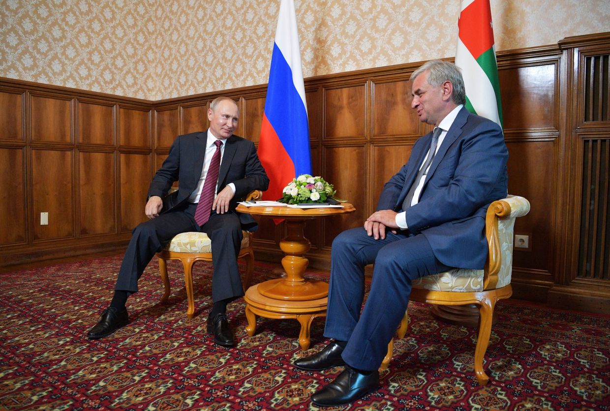 Президент РФ Владимир Путин и президент Республики Абхазия Рауль Хаджимба