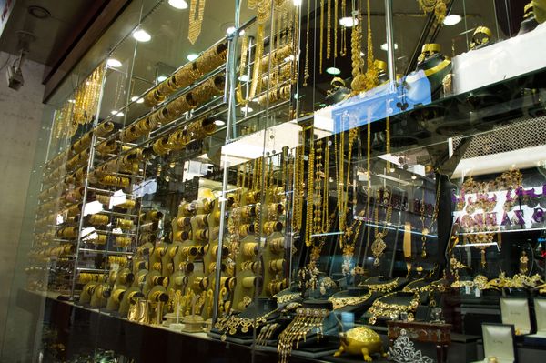 Украшения в ювелирном магазине в Дубае, ЮАЭ
