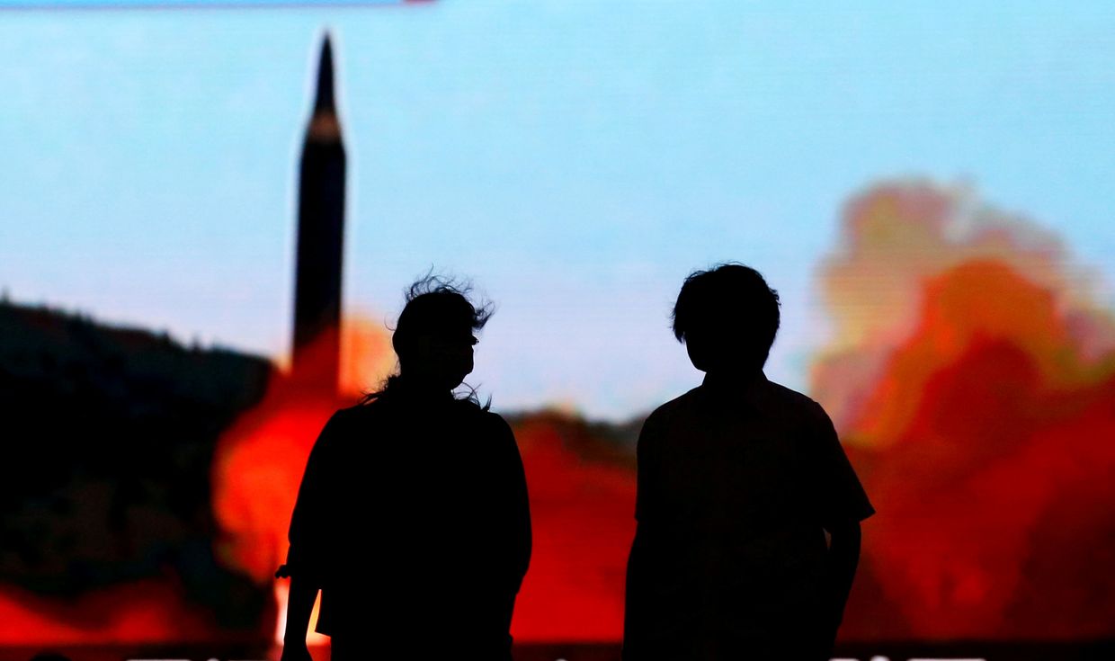 Монитор в Токио, показывающий новости из КНДР Монитор в Токио, показывающий новости из КНДР